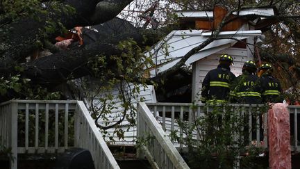 Un arbre s'est effondré sur cette maison, au passage de l'ouragan Florence, à Wilmington, en Caroline du Nord, le 14 septembre 2018. (MARK WILSON / GETTY IMAGES NORTH AMERICA / AFP)