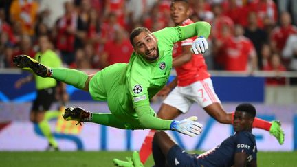 Le gardien du PSG, Gianluigi Donnarumma, a été&nbsp;souvent infranchissable contre le Benfica à l'occasion de la 3e journée de Ligue des champions, le 5 octobre 2022. (FRANCK FIFE / AFP)