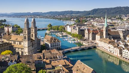 La vieille ville à Zurich au nord de la Suisse, de chaque côté du fleuve Limmat. (Illustration) (DIDIER MARTI / MOMENT RF / GETTY IMAGES)