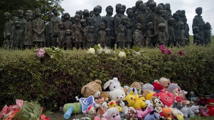 Des peluches sont d&eacute;pos&eacute;es au pied du m&eacute;morial pour les enfants morts dans les camps de concentration &agrave; l'occasion du 70e anniversaire de la destruction du village de Lidice (R&eacute;publique Tch&egrave;que) par les Allemands, le 10 juin 2012. (MICHAL CIZEK / AFP)