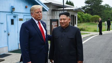 Le leader nord-coréen et le président américain, le 30 juin 2019, à&nbsp;Panmunjom, en Corée du Nord, dans la zone démilitarisée. (BRENDAN SMIALOWSKI / AFP)