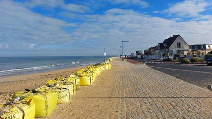 La plage d'Asnelles, dans le Calvados, où des sacs de sable sont disposés pour éviter la montée des eaux. (Julie Bloch-Lainé / Radio France)