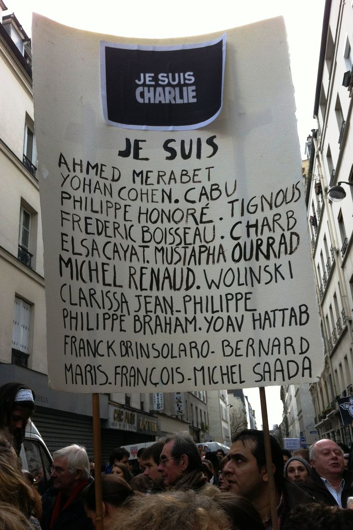 Sur une pancarte, les noms des 17 victimes des attentats terroristes, lors de la marche du 11 janvier 2015, &agrave; Paris.&nbsp; (ANNE BRIGAUDEAU / FRANCETV INFO)