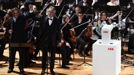 Andrea Bocelli et le robot YuMi (12 septembre 2017)
 (Miguel Medina / AFP)