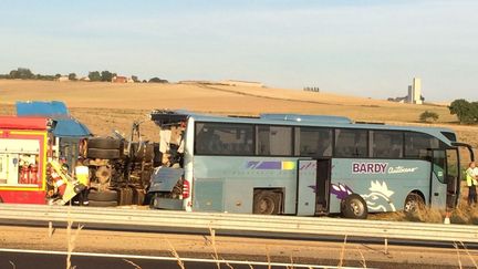 Le car et le poids lourd accidentés&nbsp;sur l'autoroute A4 à hauteur de Villers-Agron-Aiguizy (Aisne), le 16 août 2018. (S SIDIBE/FRANCE 3 HAUTS-DE-SEINE)