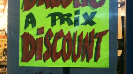 Le panneau anti-dealers affich&eacute; dans le supermarche de Vannes (Morbihan) qui a fait l'objet d'une tentative d'incendie. Les faits se sont d&eacute;roul&eacute;s dans la nuit de jeudi &agrave; vendredi 6 f&eacute;vrier 2015.&nbsp; (C. THOMAS / DR)