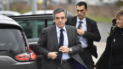 Le candidat à l'élection présidentielle François Fillon lors d'un déplacement à&nbsp;Meaux (Seine-et-Marne), le 27 février 2017. (LIONEL BONAVENTURE / AFP)