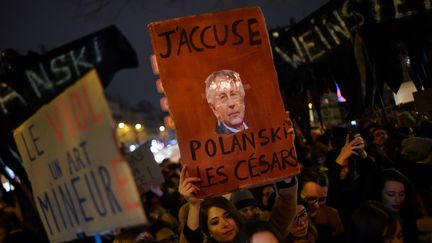 Des associations féministes manifestent devant la Salle Pleyel à Paris.&nbsp;"On veut interpeller le milieu du cinéma qui peut soutenir Adèle Haenel, qui dénonce des faits d'agressions sexuelles et, dans le même temps, avec une hypocrisie incroyable, soutient Roman Polanski", a expliqué Céline Piques, porte-parole de Osez le féminisme. (LUCAS BARIOULET / AFP)