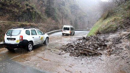 Le m&eacute;lange entre les fortes pluies et les chutes de neige abondantes a provoqu&eacute; des avalanches et des coul&eacute;es de boue qui ont coup&eacute; de nombreuses routes, depuis le 26 f&eacute;vrier 2015 dans les Hautes-Pyr&eacute;n&eacute;es. (  MAXPPP)