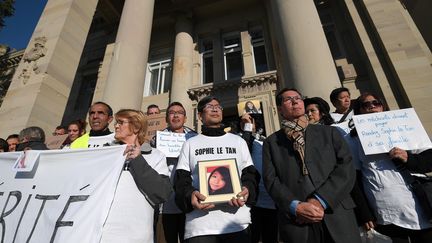 Des proches de Sophie Le Tan devant le tribunal de Strasbourg, le 5 octobre 2018.&nbsp; (FREDERICK FLORIN / AFP)