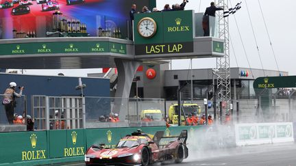 La Ferrari n°50, avec à son volant le Danois Nicklas Nielsen, franchit la ligne d'arrivée des 24 Heures du Mans en vainqueur, le 16 juin 2024. (FRED TANNEAU / AFP)