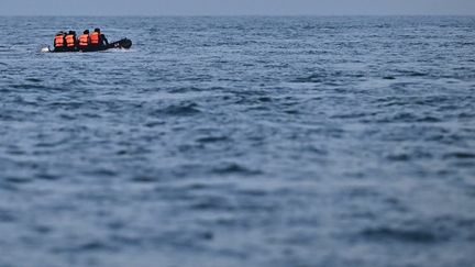 Un bateau de migrants traverse la Manche le 22 avril 2024. (BEN STANSALL / AFP)