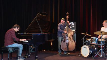 Le Julien Brunetaud Trio en répétition à Marseille. (CAPTURE D'ÉCRAN FRANCE 3 / P. GUIGOU)