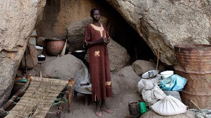 Beaucoup de réfugiés viennent des monts Nouba, que l'armée de Khartoum bombarde régulièrement avec des avions Antonov, car elle considère cette région du Kordofan du Sud, comme un bastion rebelle.

Les Noubas avaient largement soutenu l'Armée populaire de libération du Soudan, lors de la Seconde Guerre civile soudanaise. (REUTERS/Goran Tomasevic)