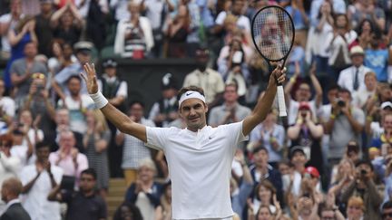 Roger Federer dans son jardin de Wimbledon. (OLI SCARFF / AFP)