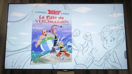 "La Fille de Vercingétorix" de Jean-Yves Ferri (scénario) et Didier Conrad (dessin), d'après les personnages créé par René Goscinny et Albert Uderzo : première de couverture&nbsp; (éditions Albert-René). (SABINE GLAUBITZ / DPA)