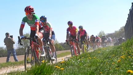 Elisa Longo Borghini sur les routes de Paris-Roubaix, le 16 avril 2022. (FRANCOIS LO PRESTI / AFP)