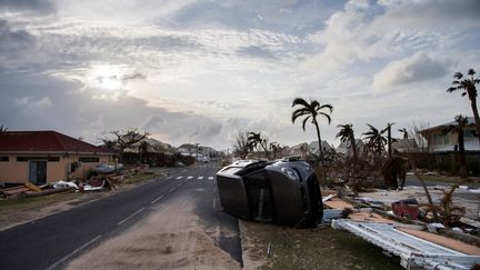 Une épave de voiture sur une route de Baie Nettlé, le 10 septembre 2017, après le passage de l'ouragan Irma sur l'île de Saint-Martin. (MARTIN BUREAU / AFP)