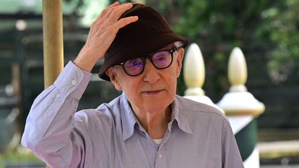 Le réalisateur américain Woody Allen accueille les photographes alors qu'il arrive à l'hôtel Excelsior, le 4 septembre 2023, à Venise (Italie), pour présenter son film "Coup de chance" à la 80e Mostra. (TIZIANA FABI / AFP)