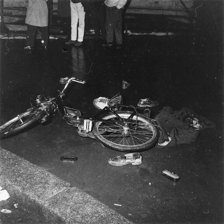 Un vélo et des chaussures abandonnés sur un trottoir, le 17 octobre 1961, à Paris. (ELIE KAGAN / LA CONTEMPORAINE)