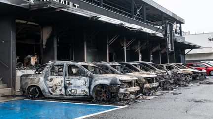 Des voitures brûlées à Nouméa, en Nouvelle-Calédonie, le 17 mai 2024. (DELPHINE MAYEUR / AFP)