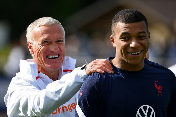 Didier Deschamps et Kylian Mbappé à Clairefontaine (Yvelines) le 30 mai 2022. (FRANCK FIFE / AFP)