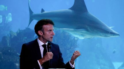 Emmanuel Macron s'exprime lors d'une table ronde avec des spécialistes des océans à l'océanarium de Lisbonne, le 30 juin 2022, dans le cadre de la conférence des Nations unies sur les océans. (LUDOVIC MARIN / AFP)