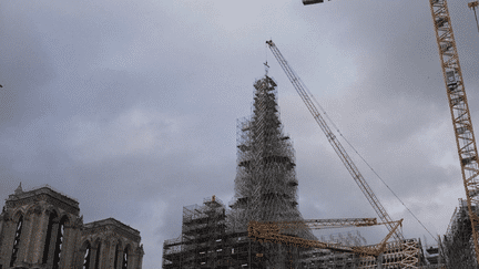 Notre-Dame de Paris : la cathédrale a retrouvé sa croix (franceinfo)