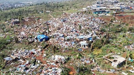 Une photographie diffusée le 17 décembre 2024 montre un village à flanc de colline détruit à Mayotte après le passage du cyclone Chido. (GENDARMERIE NATIONALE / VIA AFP)