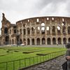 Un touriste devant le Colisée, à Rome (Italie), le 10 février 2021. (MATTEO TREVISAN / NURPHOTO / AFP)