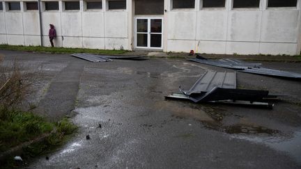 Une partie de la toiture de l'école du village de Guisseny (Finistère) est arrachée après le passage de la tempête Ciaran, le 4 novembre 2011. (VINCENT FEURAY / HANS LUCAS)