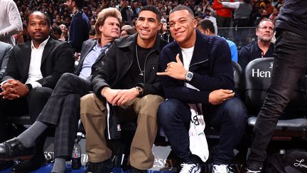 Achraf Hakimi et Kuymlian Mbappé au Barclays Center de New York, lundi 2 janvier 2023, lors de Brooklyn Nets-San Antonio Spurs. (NATHANIEL S. BUTLER / NBAE / GETTY IMAGES VIA AFP)