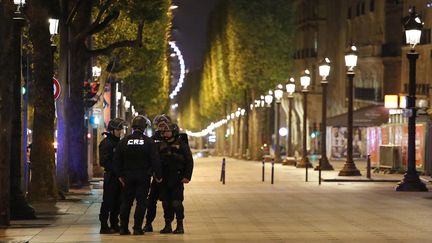 Des CRS près des Champs-Élysées, après l'attentat contre des policiers, le 20 avril 2017. &nbsp; (BENJAMIN CREMEL / AFP)