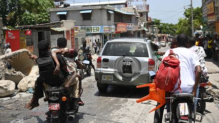 Un homme blessé est transporté à moto à l'hôpital, après avoir visé par des tirs, lors de violences commises par des gangs à Port-au-Prince (Haïti), mardi 15 août 2023. (RICHARD PIERRIN / AFP)