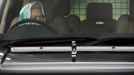 La reine a appris &agrave; conduire lors de son passage dans l'arm&eacute;e. Aujourd'hui, &agrave; presque 87 ans, elle continue &agrave; conduire &agrave; toute vitesse autour du ch&acirc;teau de Balmoral (Ecosse). (ADRIAN DENNIS / AFP)