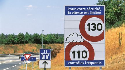 Au nom de la s&eacute;curit&eacute; et de la r&eacute;duction des &eacute;missions de gaz &agrave; effet de serre, le&nbsp;Conseil national du d&eacute;bat sur la transition &eacute;nerg&eacute;tique pr&eacute;conise d'abaisser la vitesse de 10 &agrave; 20 km/h sur les autoroutes. (ALAIN LE BOT / AFP)