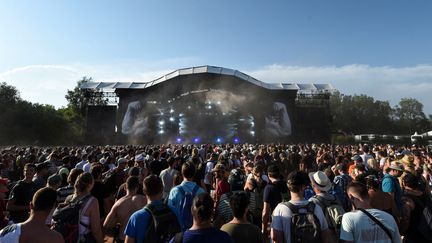 Foule au concert du groupe de metal&nbsp;Mass Hysteria lors des Eurockéennes, en 2019.&nbsp; (SEBASTIEN BOZON / AFP)