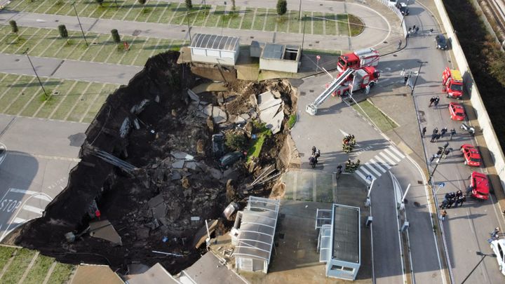 Les pompiers interviennent après l'effondrement du parking d'un hôpital de Naples, en Italie, le 8 janvier 2021. (CIRO FUSCO / ANSA / AFP)