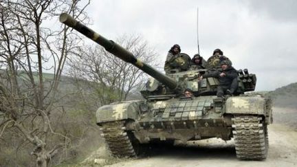 Un tank de l'armée de défense du Haut-Karabakh se déplace sur une route près du village de Mataghis, à 70 km au nord de la capitale de la région, Stepanakert, le 6 avril 2016.&nbsp; (KAREN MINASYAN / AFP)