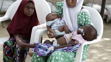 est venue demander de l'aide pour son enfant de 18 mois, pendant qu'elle tente d'allaiter son nourrisson. Le centre de Maiduguri, au Nigeria, ne désemplit pas. Ultime refuge pour ces femmes et leurs enfants déplacés, n'ayant plus de toit pour les abriter, ni rien à manger. Les gémissements des petits, trop faibles pour pleurer, sont annonciateurs du pire. Un quart des enfants de ce centre ne survivront pas, malgré les soins prodigués. (Sunday Alamba/AP/SIPA - Septembre 2016)