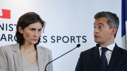 Le ministre de l'Intérieur,&nbsp;Gérald Darmanin (à droite), et la ministre des Sports,&nbsp;Amélie Oudéa-Castéra, le 30 mai 2022, à Paris. (THOMAS COEX / AFP)