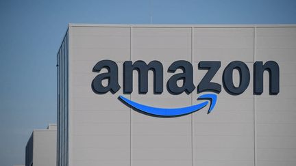 The facade of an Amazon warehouse in Augny, Moselle, September 23, 2021. (SEBASTIEN BOZON / AFP)