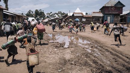 Les habitants de Bambo, dans l'est de la République démocratique du Congo, fuient alors que le M23 attaque la ville, le 26 octobre 2023. (ALEXIS HUGUET / AFP)