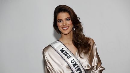 Iris Mittenaere, Miss Univers, le 17 janvier 2017, à Paris. (PATRICK KOVARIK / AFP)