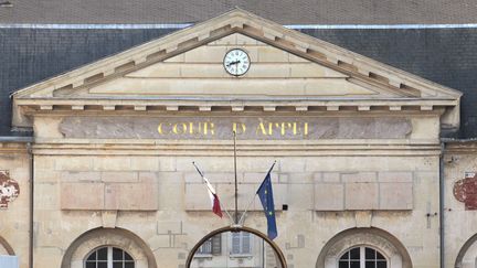 Le fronton de La cour d'appel de Versailles, dans les Yvelines, le 30 septembre 2011. (JACQUES DEMARTHON / AFP)