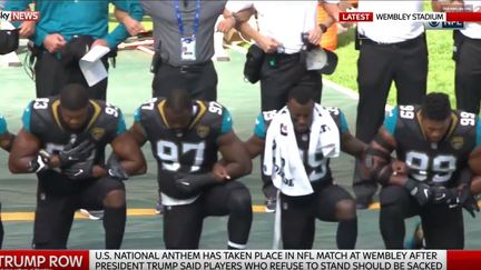 Des joueurs de la NFL (Fédérration de football américain) ont un génou à terre pendant la diffusion de l'hymne américain. (CAPTURE D'ÉCRAN Sky News)