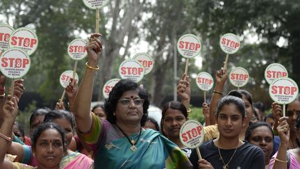 Rassemblement pour l'élimination de la violence contre les femmes à Hyderabad le 24 novembre 2017.  (NOAH SEELAM / AFP)