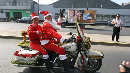 Des policières péruviennes, habillées en Père Noël, le 20 décembre 2005 à Lima (Pérou). (EITAN ABRAMOVICH / AFP)