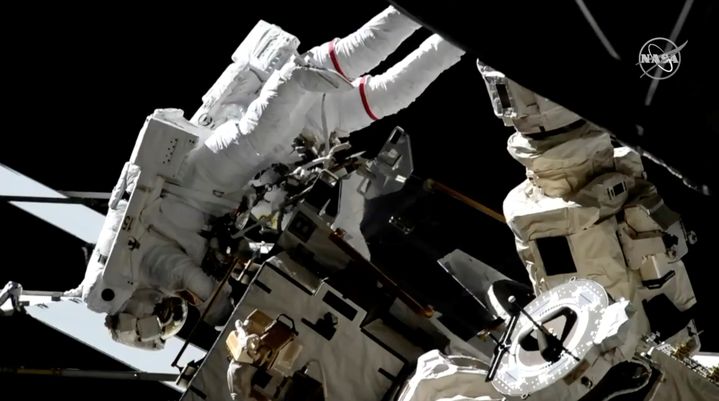 Nick Hague et Christina Koch lors de leur sortie spatiale, finalement mixte, pour remplacer des batteries sur la Station spatiale internationale, le 29 mars 2019. (NASA)