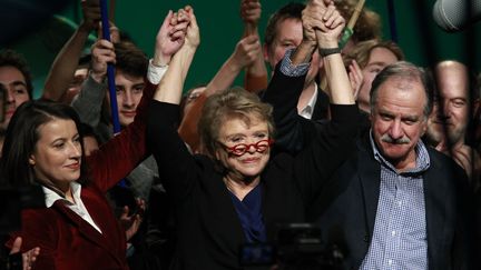 La candidate &eacute;cologiste &agrave; la pr&eacute;sidentielle, Eva Joly, entour&eacute;e de la secr&eacute;taire g&eacute;n&eacute;rale d'Europe Ecologie-Les Verts, C&eacute;cile Duflot, et du d&eacute;put&eacute; No&euml;l Mam&egrave;re, le 11 f&eacute;vrier 2012 &agrave; Roubaix. (PASCAL ROSSIGNOL / REUTERS)